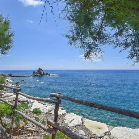 2 Bedroom Pet Friendly In Moneglia